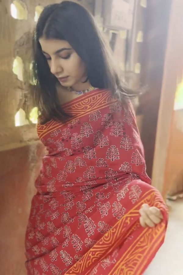 Lassitude 1 Minute Ready To Wear Maroon Mul Cotton Digital Printed Saree With Pocket